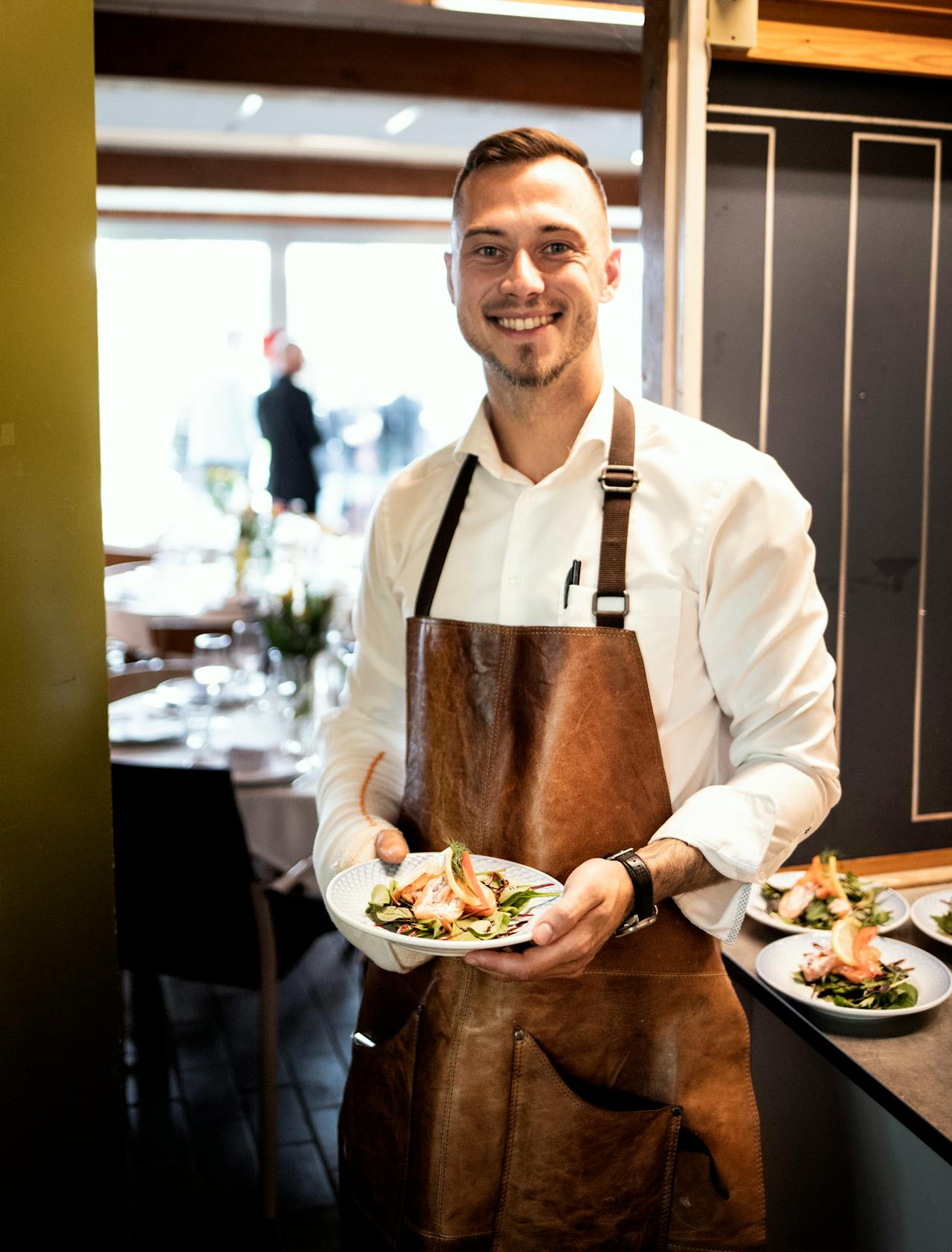 Wat voor lederwaren draagt het horeca personeel in IJmuiden?